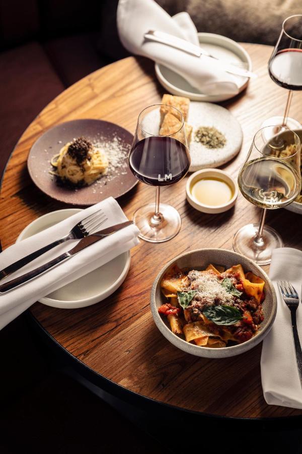 Next Hotel Melbourne, Curio Collection By Hilton Exteriér fotografie A selection of dishes at the restaurant